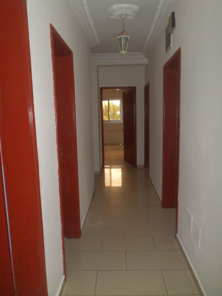 Apartment to rent - Yaoundé, Bastos, pâs loin de lambassade de coree - 1 living room(s), 3 bedroom(s), 4 bathroom(s) - 450 000 FCFA / month