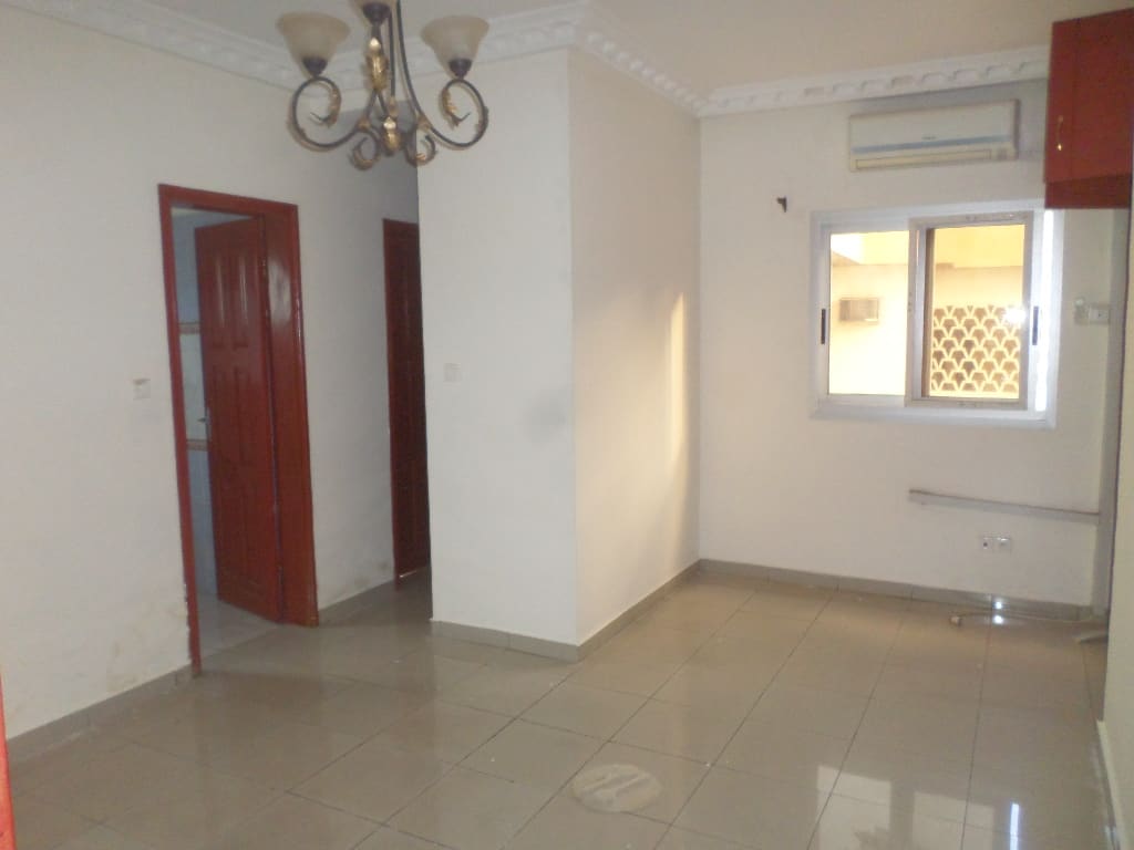 Apartment to rent - Yaoundé, Bastos, pâs loin de lambassade de coree - 1 living room(s), 3 bedroom(s), 4 bathroom(s) - 450 000 FCFA / month