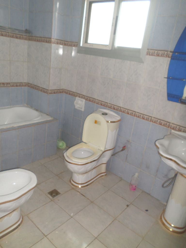 Apartment to rent - Yaoundé, Bastos, pâs loin de lambassade de coree - 1 living room(s), 3 bedroom(s), 4 bathroom(s) - 450 000 FCFA / month