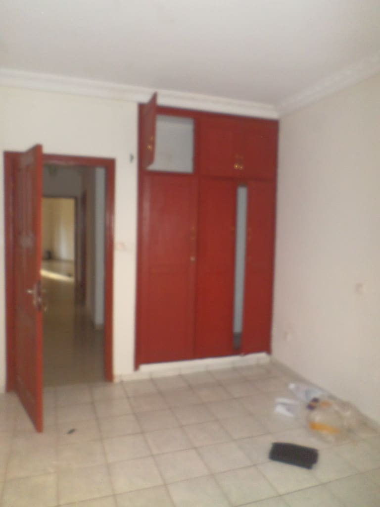 Apartment to rent - Yaoundé, Bastos, pâs loin de lambassade de coree - 1 living room(s), 3 bedroom(s), 4 bathroom(s) - 450 000 FCFA / month