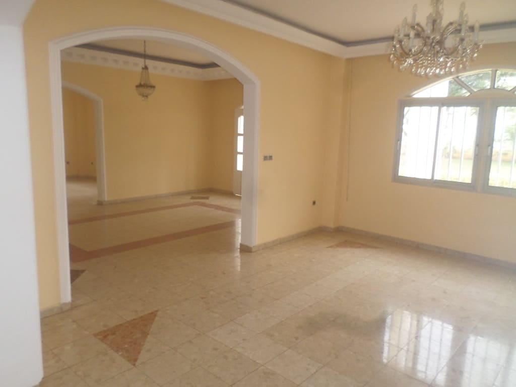 Bureau à louer à Yaoundé, Bastos, pas loin de lonel - 1500 m2 - 2 500 000 FCFA