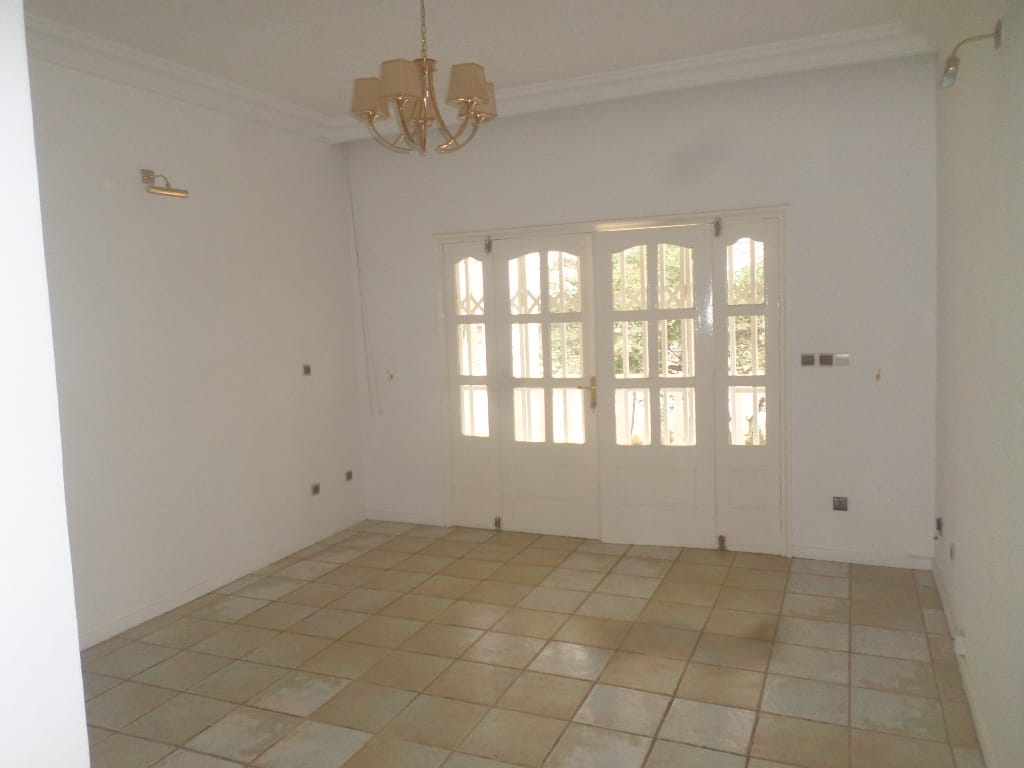 Office to rent at Yaoundé, Bastos, pas loin de lonel - 1500 m2 - 2 500 000 FCFA