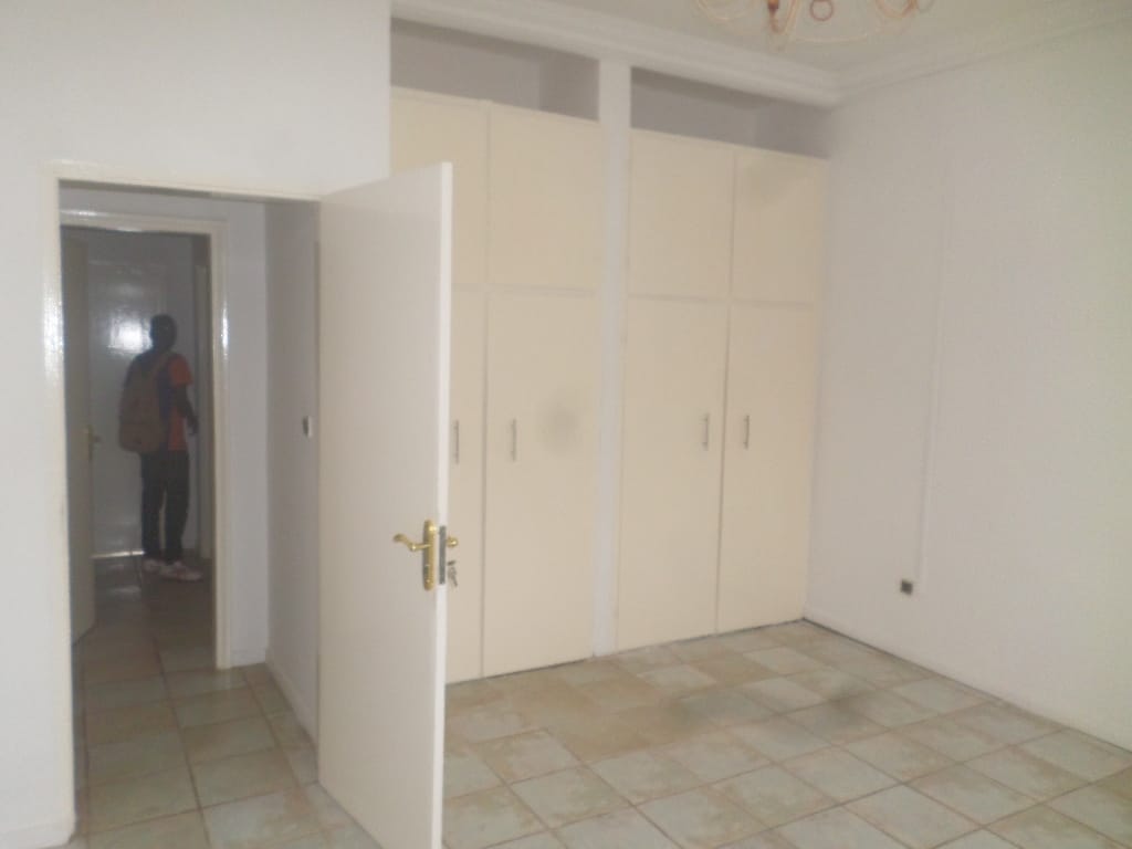 Office to rent at Yaoundé, Bastos, pas loin de lonel - 1500 m2 - 2 500 000 FCFA