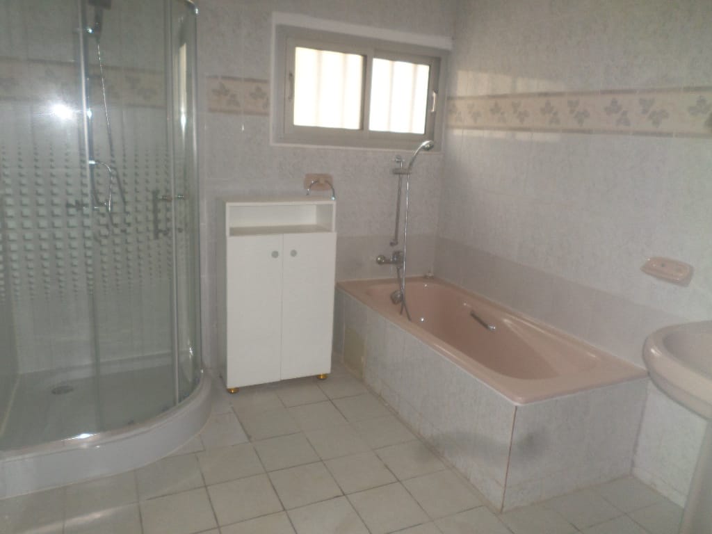 Office to rent at Yaoundé, Bastos, pas loin de lonel - 1500 m2 - 2 500 000 FCFA