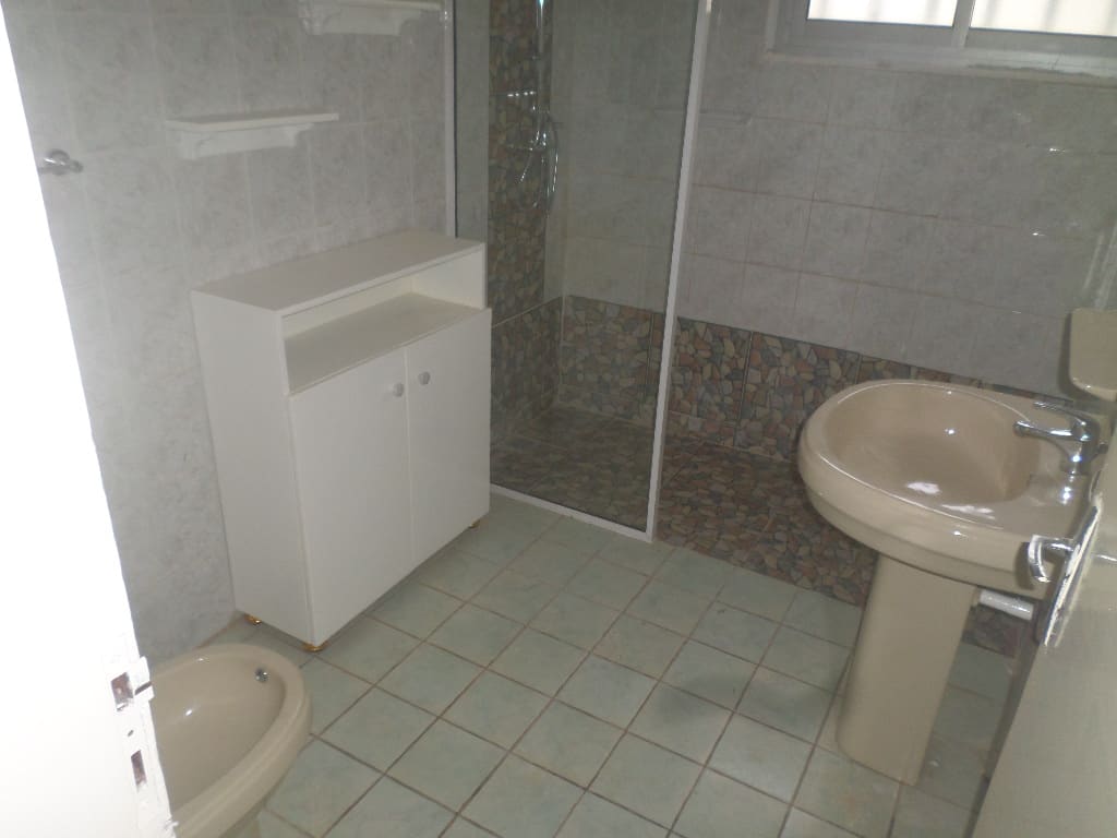 Office to rent at Yaoundé, Bastos, pas loin de lonel - 1500 m2 - 2 500 000 FCFA