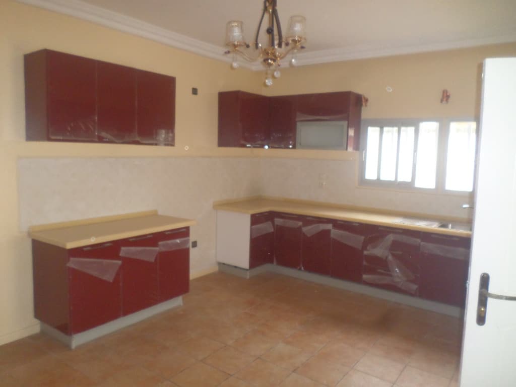 Apartment to rent - Yaoundé, Bastos, villa avec piscine - 1 living room(s), 5 bedroom(s), 5 bathroom(s) - 2 500 000 FCFA / month