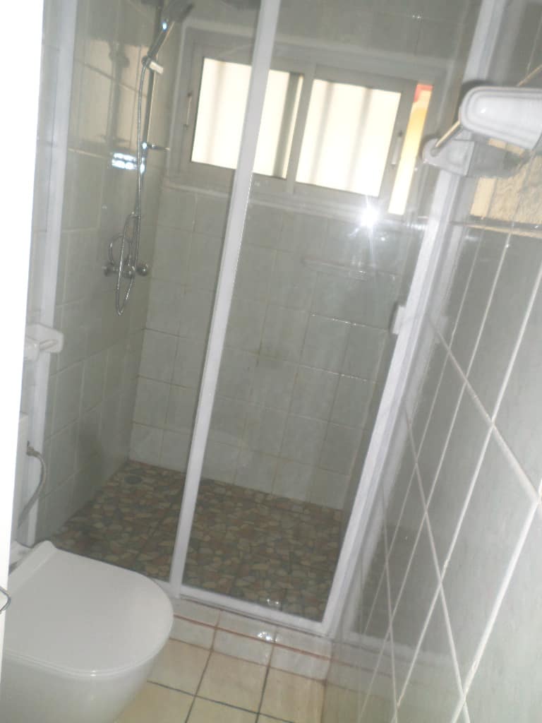 Apartment to rent - Yaoundé, Bastos, villa avec piscine - 1 living room(s), 5 bedroom(s), 5 bathroom(s) - 2 500 000 FCFA / month