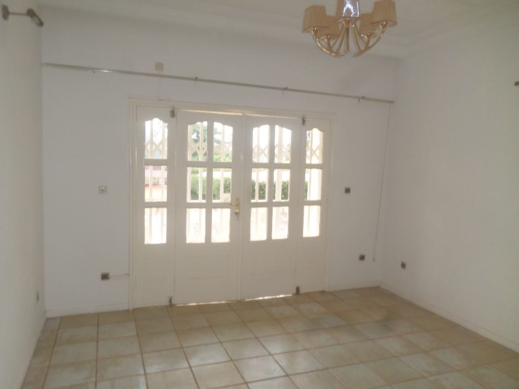 Apartment to rent - Yaoundé, Bastos, villa avec piscine - 1 living room(s), 5 bedroom(s), 5 bathroom(s) - 2 500 000 FCFA / month