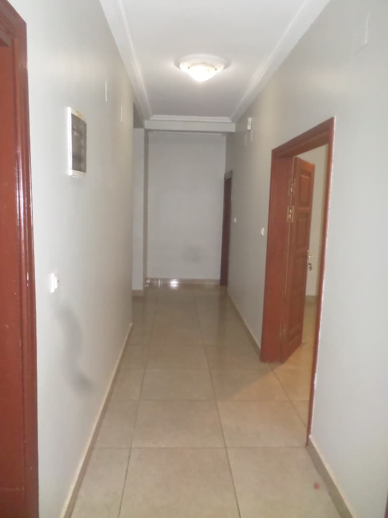 Apartment to rent - Yaoundé, Santa Barbara, bel appart - 1 living room(s), 3 bedroom(s), 2 bathroom(s) - 315 000 FCFA / month