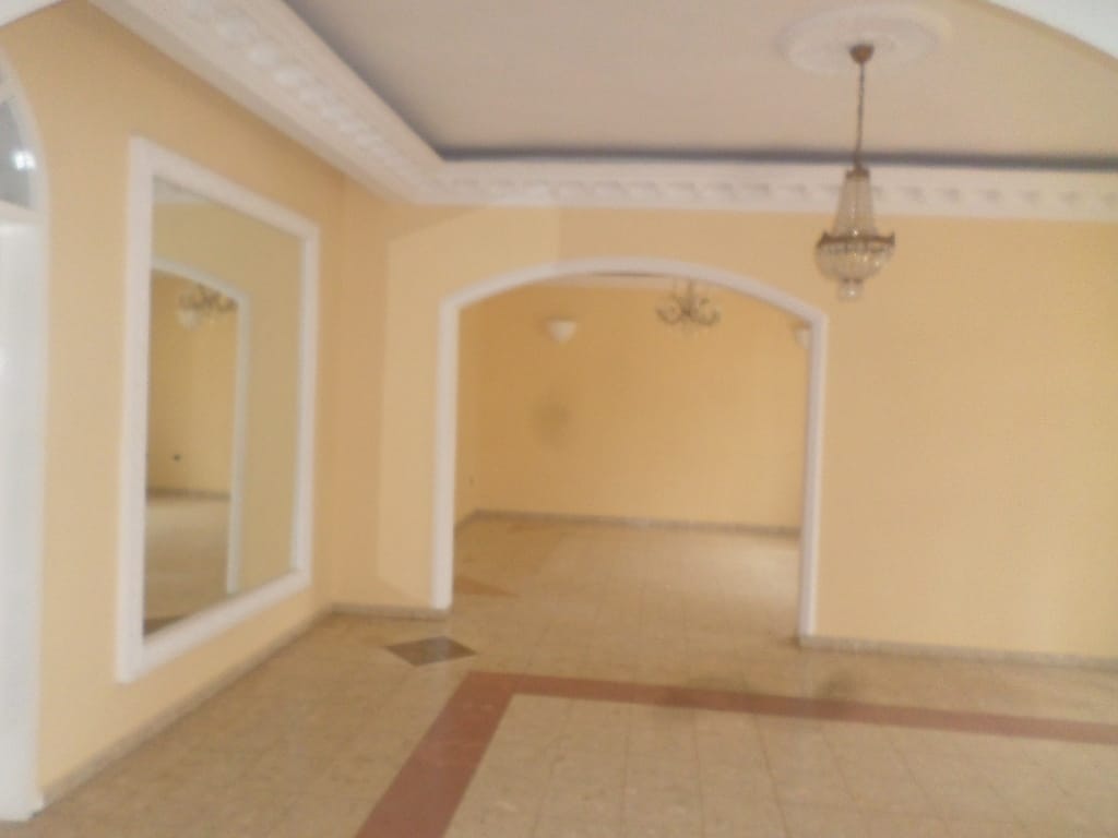 House (Villa) to rent - Yaoundé, Bastos, villa avec piscine et dependanbce - 1 living room(s), 5 bedroom(s), 5 bathroom(s) - 2 500 000 FCFA / month