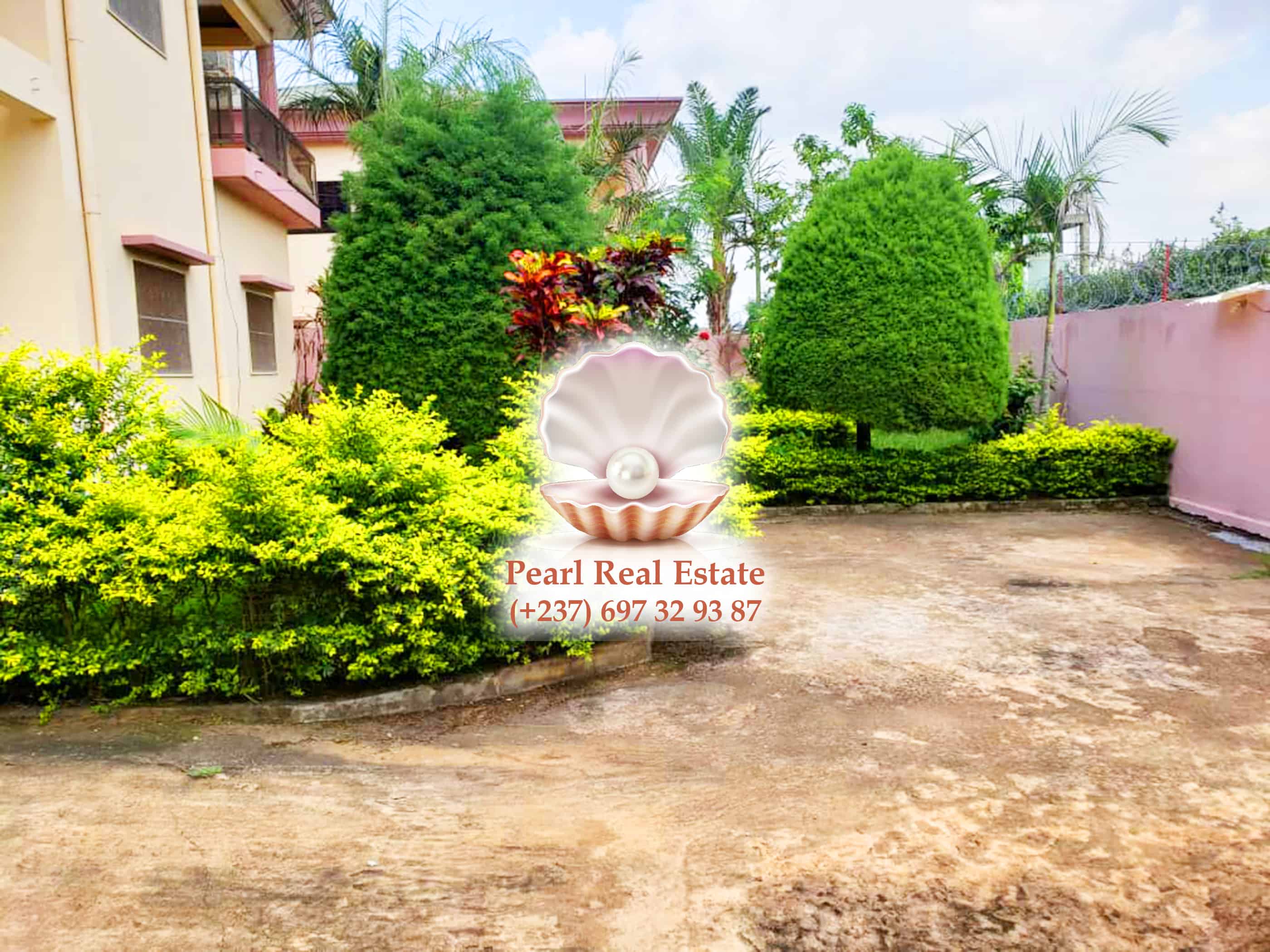 House (Duplex) to rent - Yaoundé, Bastos, Bastos - 2 living room(s), 4 bedroom(s), 4 bathroom(s) - 1 500 000 FCFA / month