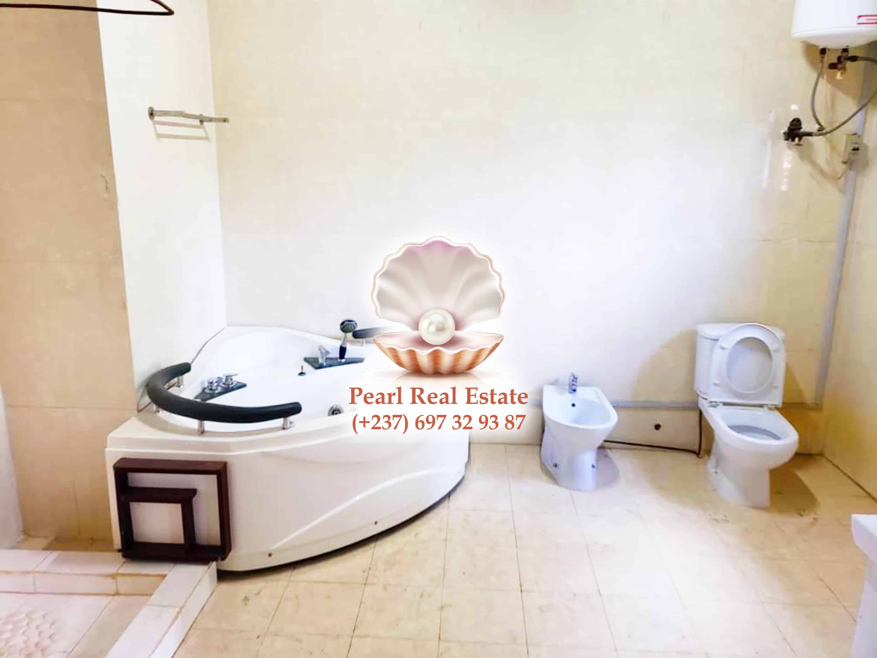 House (Duplex) to rent - Yaoundé, Bastos, Bastos - 2 living room(s), 4 bedroom(s), 4 bathroom(s) - 1 500 000 FCFA / month