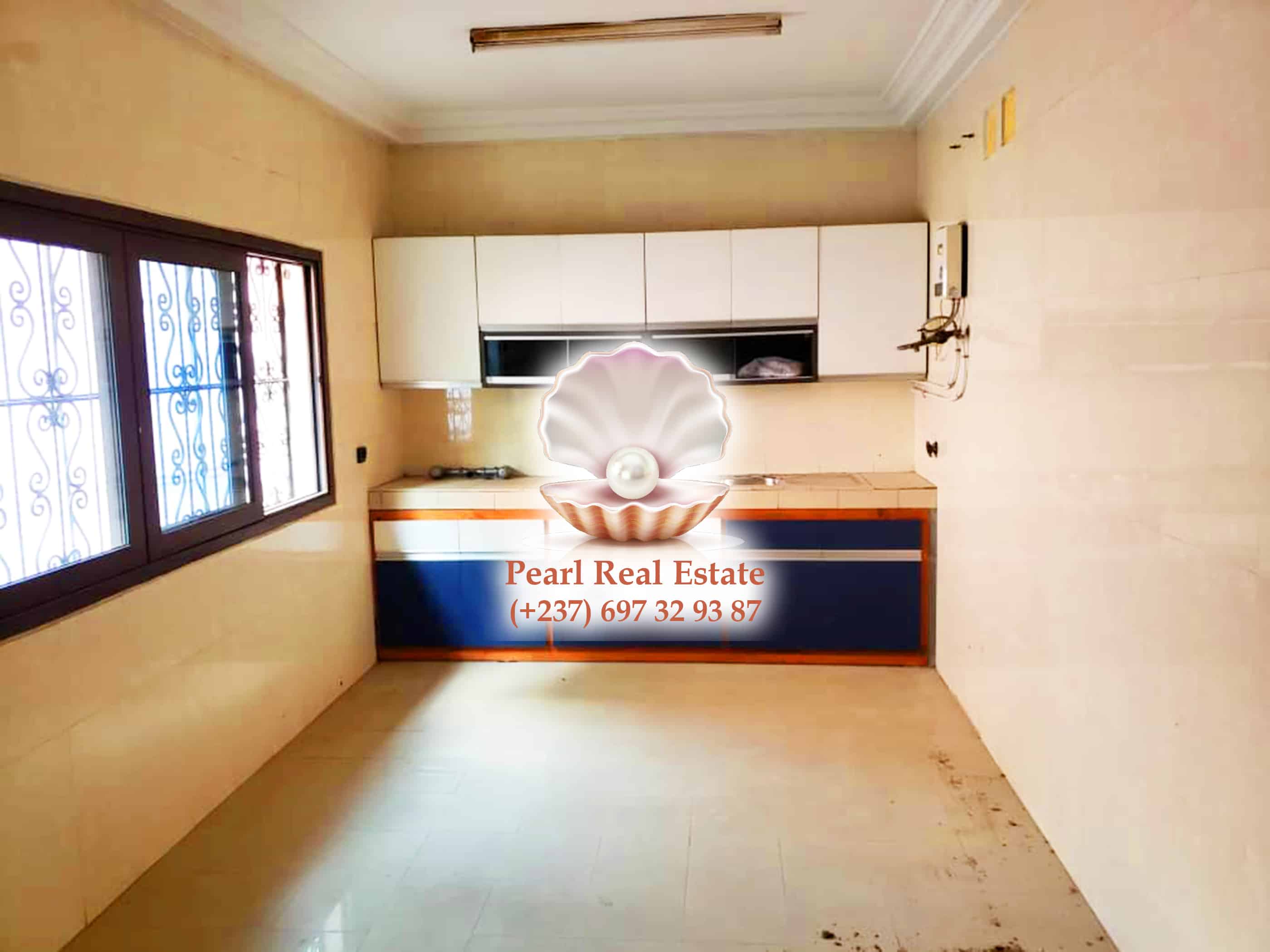 House (Duplex) to rent - Yaoundé, Bastos, Bastos - 2 living room(s), 4 bedroom(s), 4 bathroom(s) - 1 500 000 FCFA / month