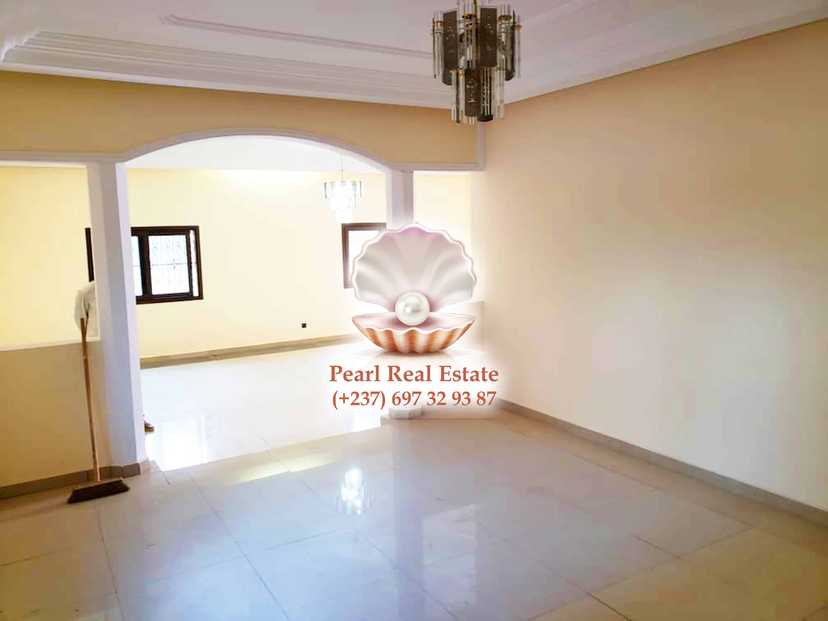 House (Duplex) to rent - Yaoundé, Bastos, Bastos - 2 living room(s), 4 bedroom(s), 4 bathroom(s) - 1 500 000 FCFA / month