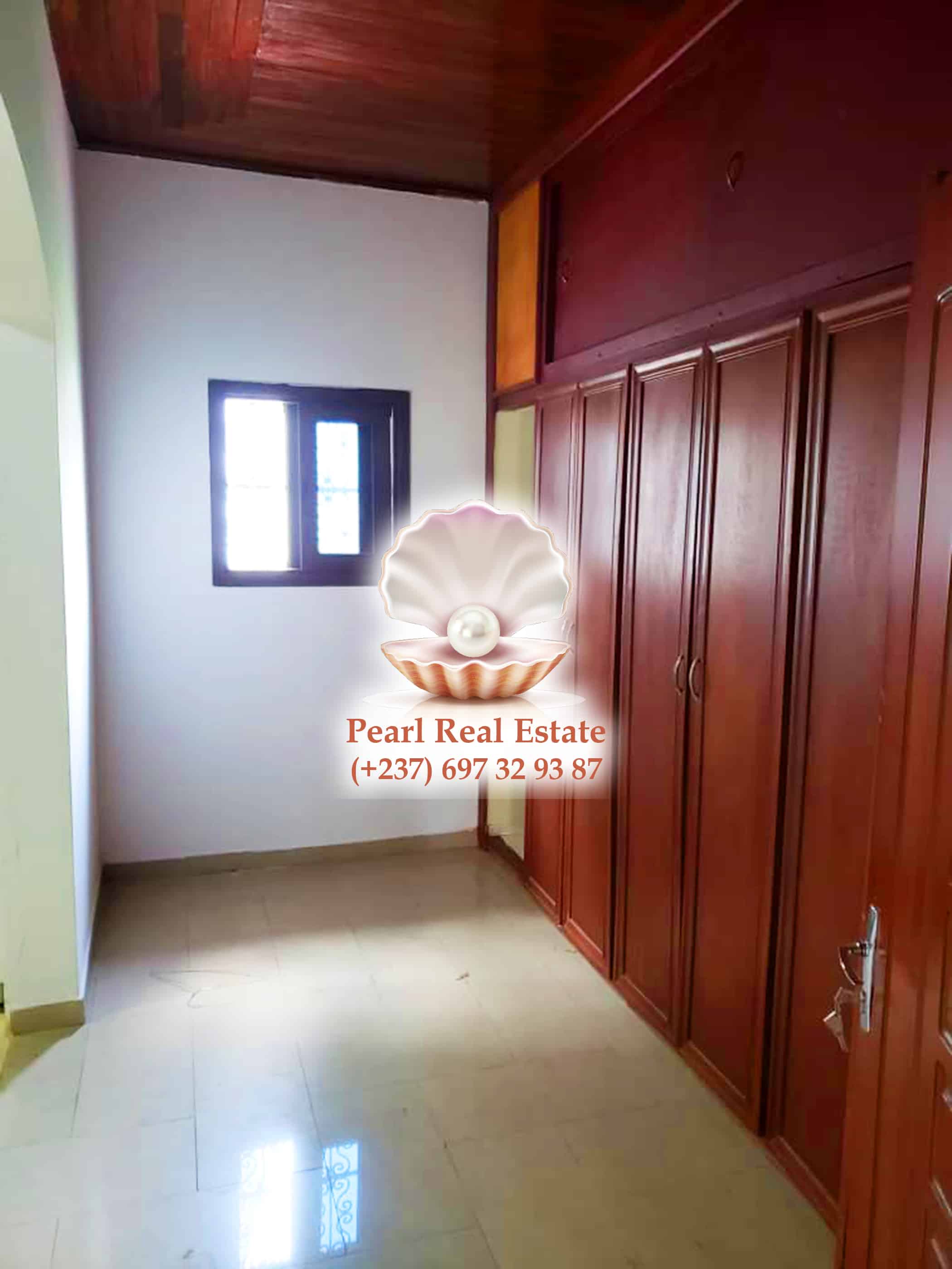 House (Duplex) to rent - Yaoundé, Bastos, Bastos - 2 living room(s), 4 bedroom(s), 4 bathroom(s) - 1 500 000 FCFA / month