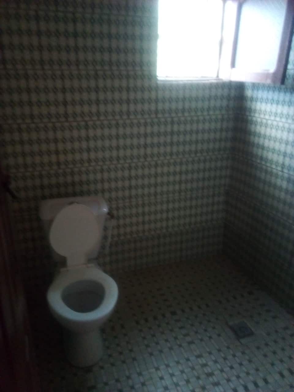 Appartement à louer - Yaoundé, Bastos, pas loin du la policlinique - 1 salon(s), 2 chambre(s), 1 salle(s) de bains - 150 000 FCFA / mois