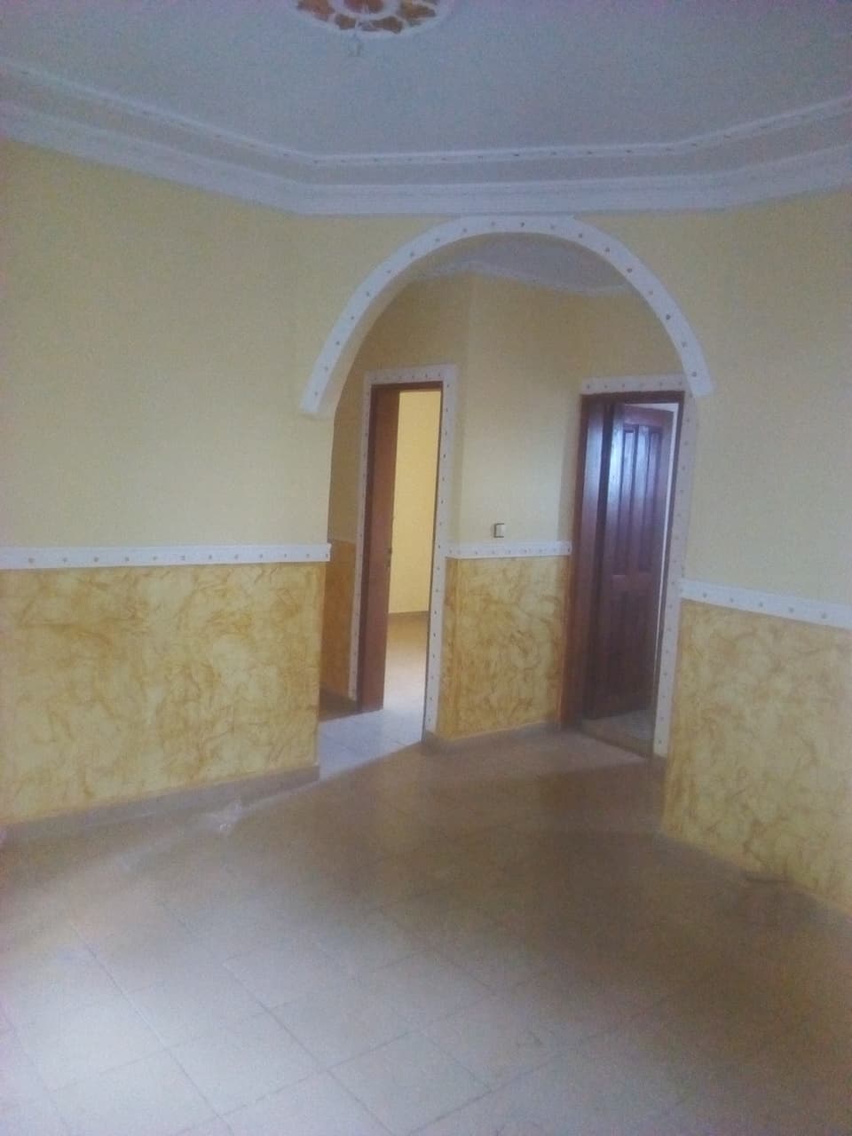 Apartment to rent - Yaoundé, Bastos, pas loin de policlinique - 1 living room(s), 3 bedroom(s), 2 bathroom(s) - 250 000 FCFA / month