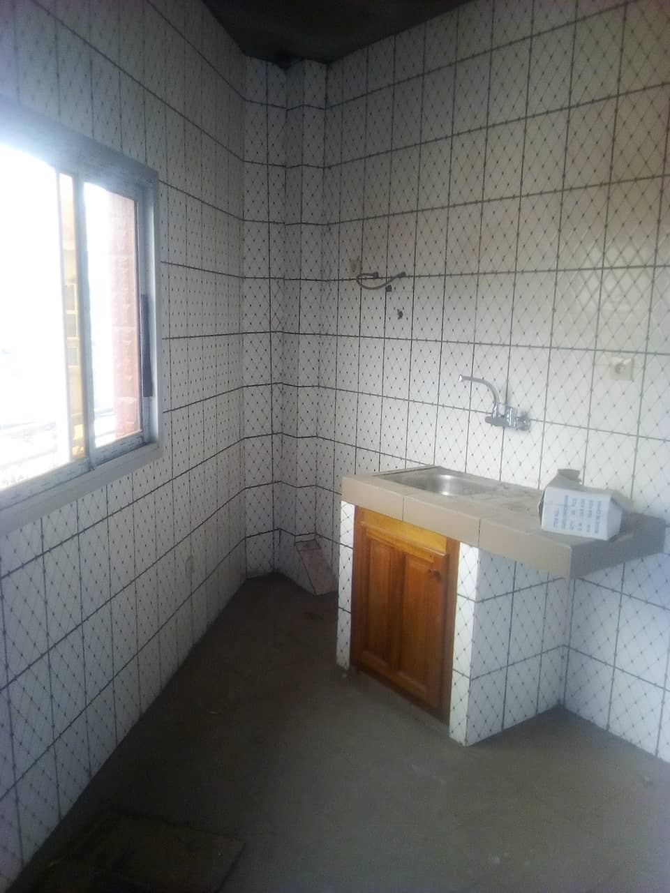 Apartment to rent - Yaoundé, Tsinga, pas loin de fecafoot - 1 living room(s), 3 bedroom(s), 4 bathroom(s) - 300 000 FCFA / month