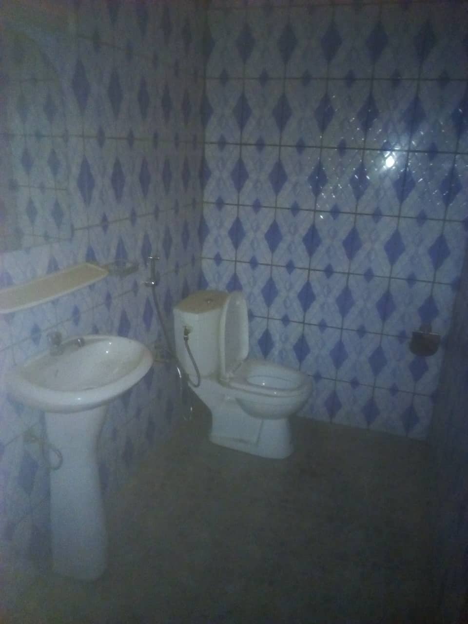 Apartment to rent - Yaoundé, Tsinga, pas loin de fecafoot - 1 living room(s), 3 bedroom(s), 4 bathroom(s) - 300 000 FCFA / month