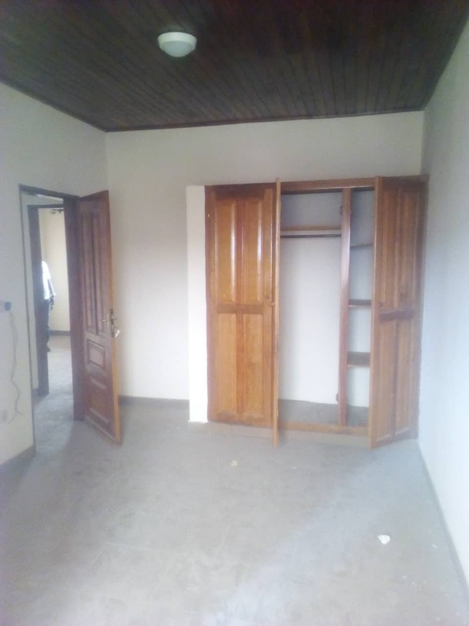 Apartment to rent - Yaoundé, Tsinga, pas loin de fecafoot - 1 living room(s), 3 bedroom(s), 4 bathroom(s) - 300 000 FCFA / month