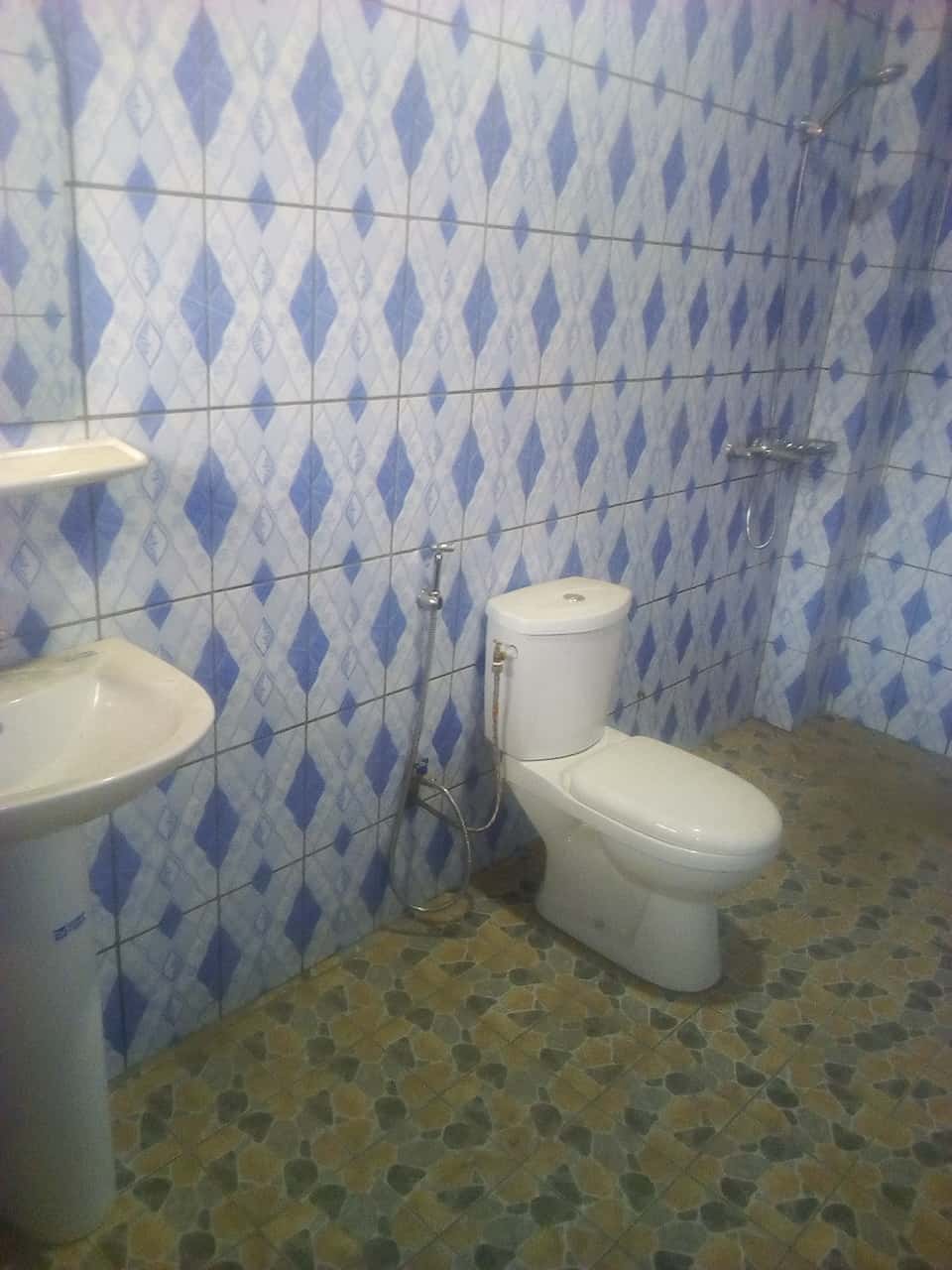 Apartment to rent - Yaoundé, Tsinga, pas loin de fecafoot - 1 living room(s), 3 bedroom(s), 4 bathroom(s) - 300 000 FCFA / month