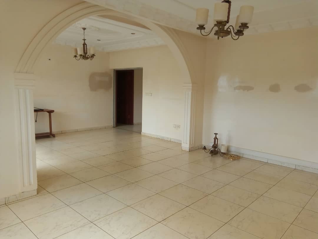 Apartment to rent - Yaoundé, Bastos, Vers la foire - 1 living room(s), 3 bedroom(s), 3 bathroom(s) - 450 000 FCFA / month