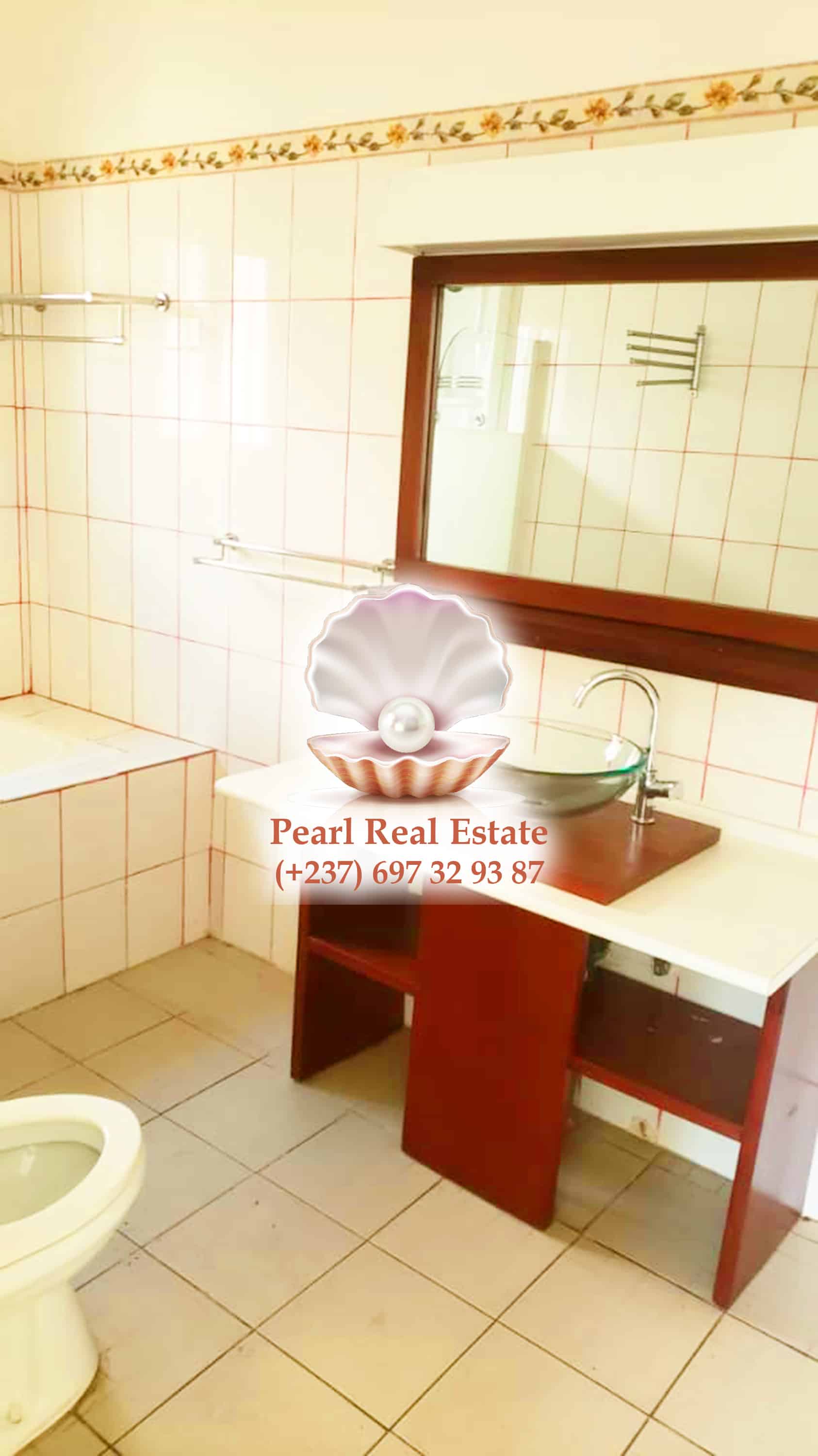 Maison (Villa) à louer - Yaoundé, Abome, Bastos - 1 salon(s), 4 chambre(s), 4 salle(s) de bains - 1 500 000 FCFA / mois