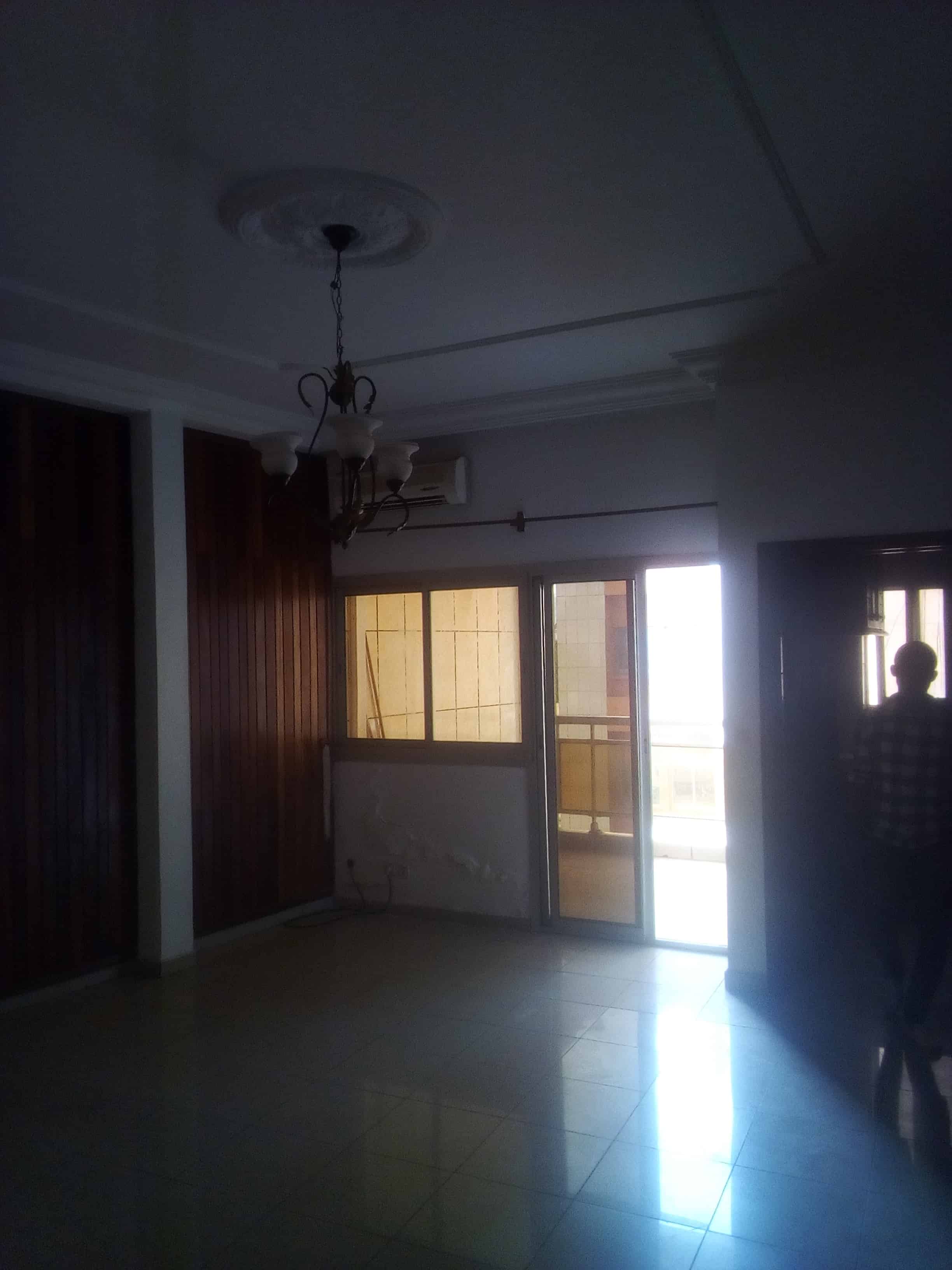 Bureau à louer à Yaoundé, Ekoudou, École de police - 80 m2 - 200 000 FCFA