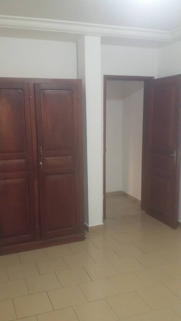 Office to rent at Yaoundé, Elig-essono, Carrefour - 60 m2 - 200 000 FCFA