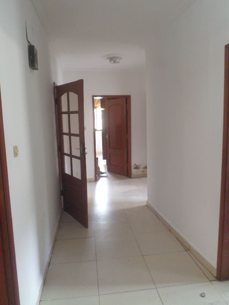 Appartement à louer - Yaoundé, Bastos, Pas loin de la nouvelle route - 1 salon(s), 3 chambre(s), 2 salle(s) de bains - 300 000 FCFA / mois