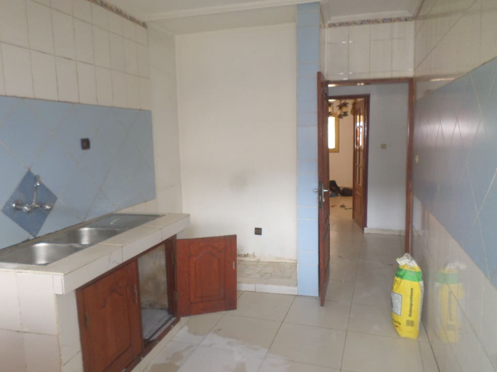 Appartement à louer - Yaoundé, Bastos, Pas loin de la nouvelle route - 1 salon(s), 3 chambre(s), 2 salle(s) de bains - 300 000 FCFA / mois