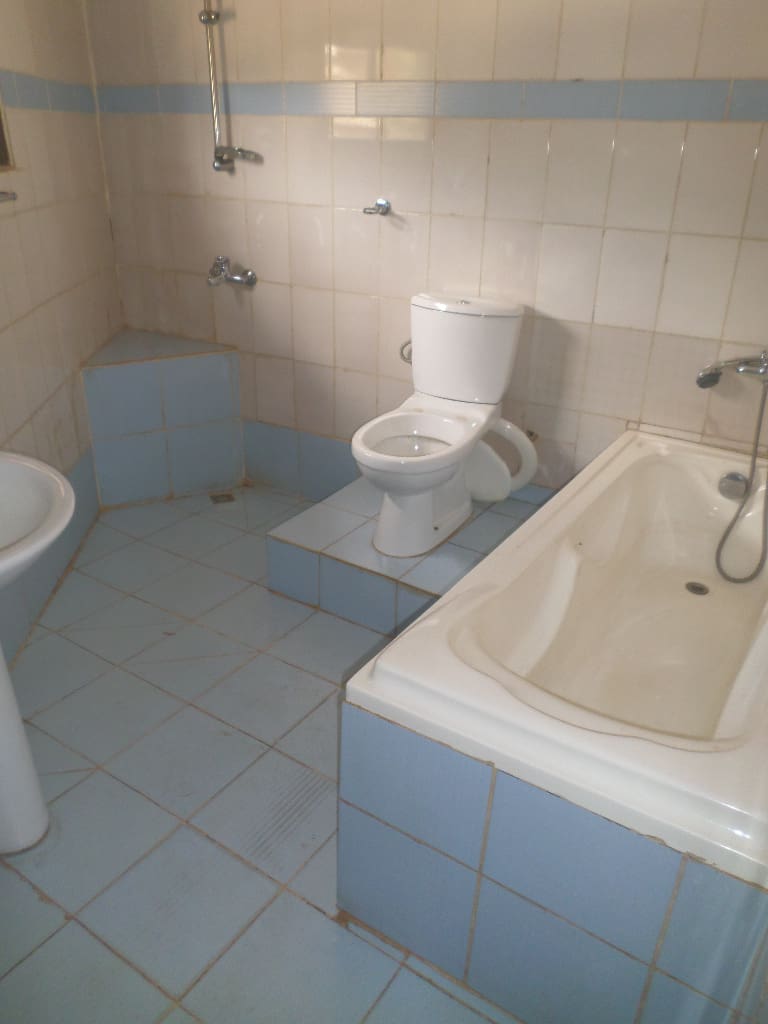 Appartement à louer - Yaoundé, Bastos, Pas loin de la nouvelle route - 1 salon(s), 3 chambre(s), 2 salle(s) de bains - 300 000 FCFA / mois