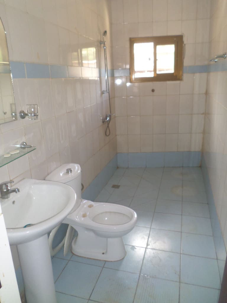 Appartement à louer - Yaoundé, Bastos, Pas loin de la nouvelle route - 1 salon(s), 3 chambre(s), 2 salle(s) de bains - 300 000 FCFA / mois