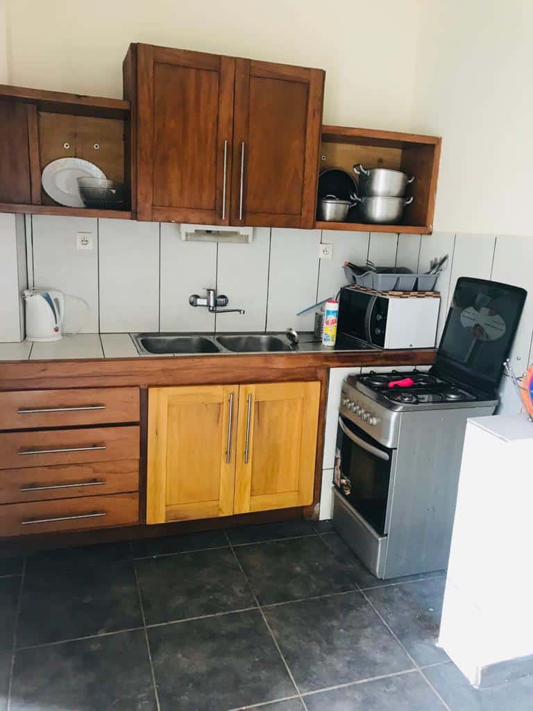 Apartment to rent - Yaoundé, Bastos, Pas loin de la foire - 1 living room(s), 2 bedroom(s), 3 bathroom(s) - 30 000 FCFA / month