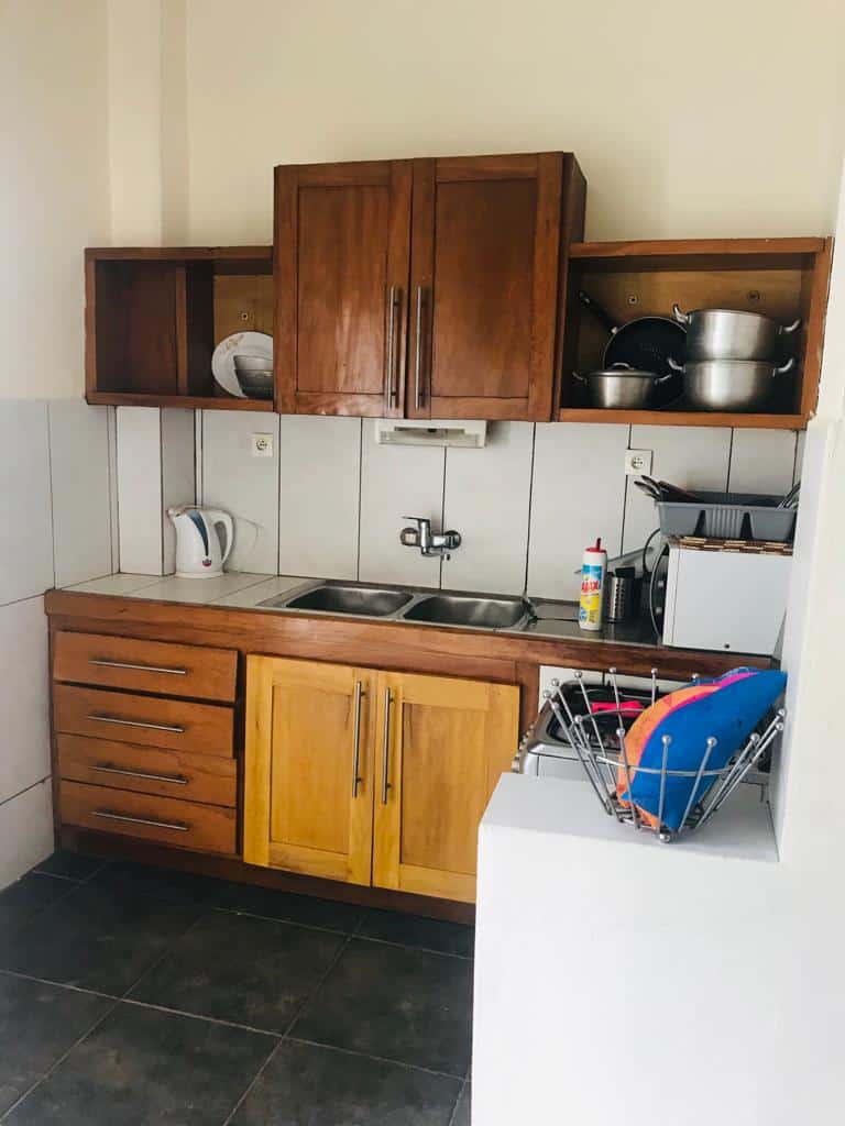 Apartment to rent - Yaoundé, Bastos, Pas loin de la foire - 1 living room(s), 2 bedroom(s), 3 bathroom(s) - 30 000 FCFA / month