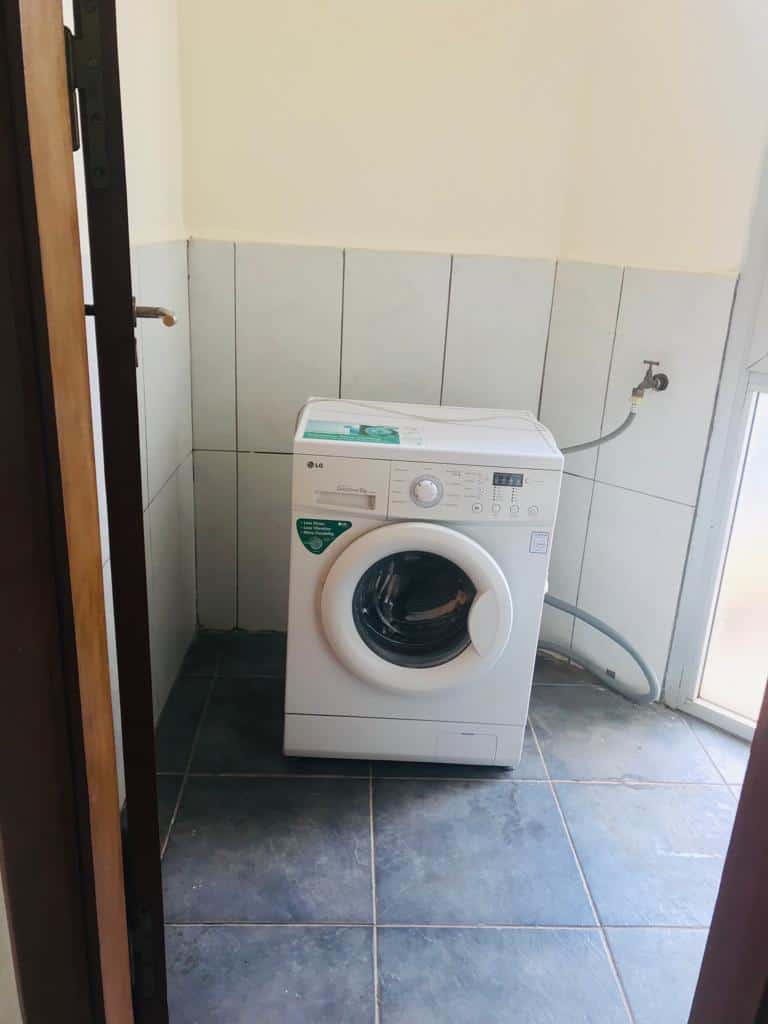 Apartment to rent - Yaoundé, Bastos, Pas loin de la foire - 1 living room(s), 2 bedroom(s), 3 bathroom(s) - 30 000 FCFA / month