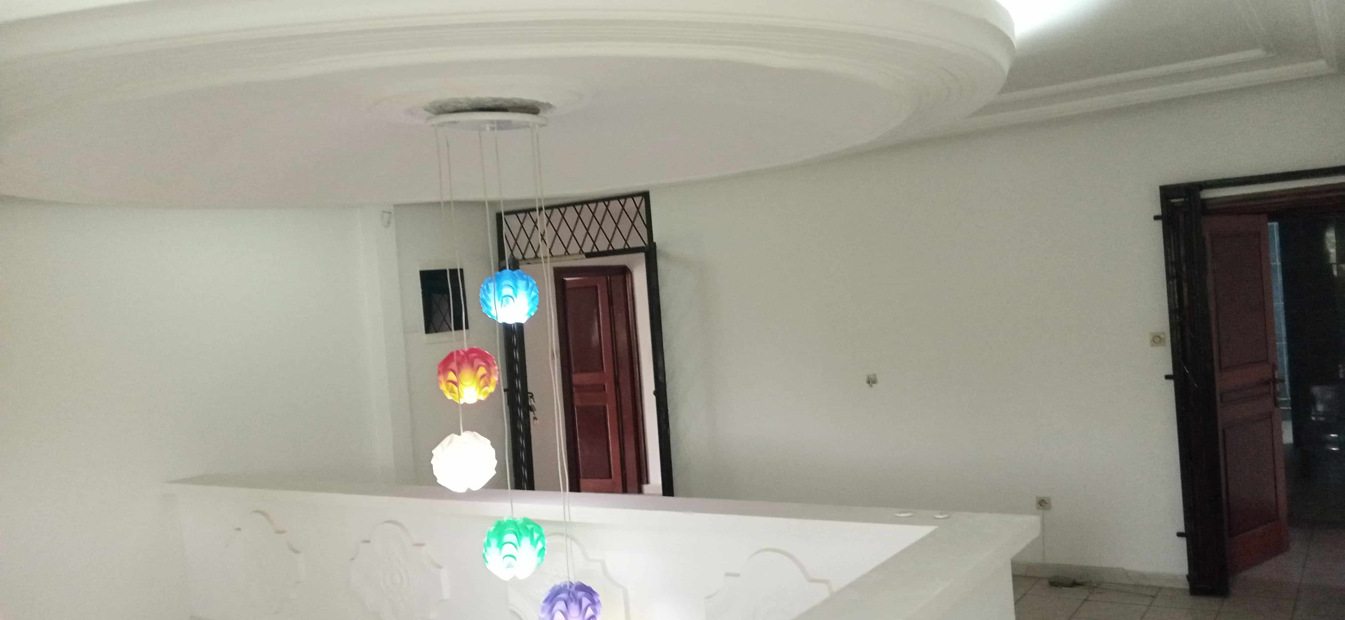 Maison (Villa) à louer - Douala, Bonapriso, Hydrocarbures - 1 salon(s), 4 chambre(s), 3 salle(s) de bains - 3 000 000 FCFA / mois