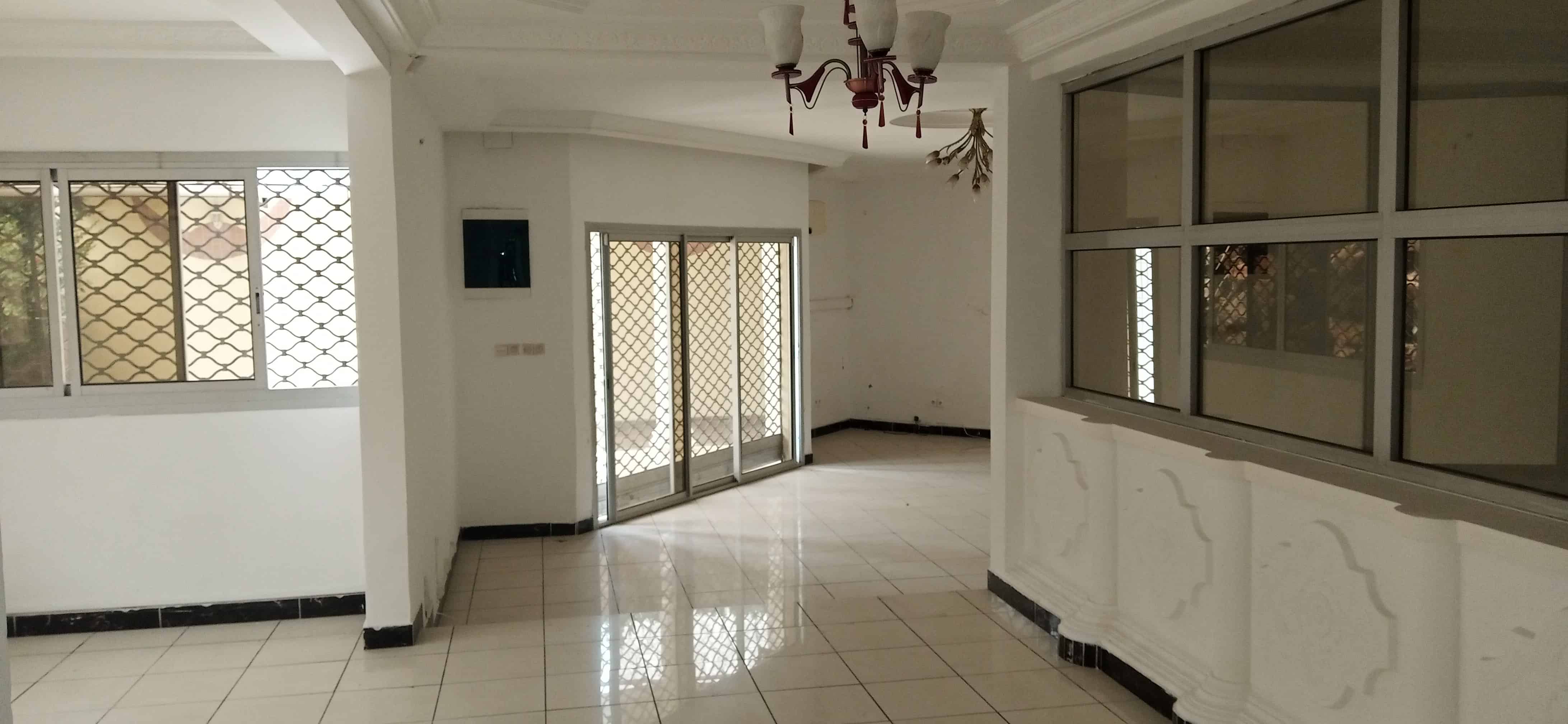 Maison (Villa) à louer - Douala, Bonapriso, Hydrocarbures - 1 salon(s), 4 chambre(s), 3 salle(s) de bains - 3 000 000 FCFA / mois