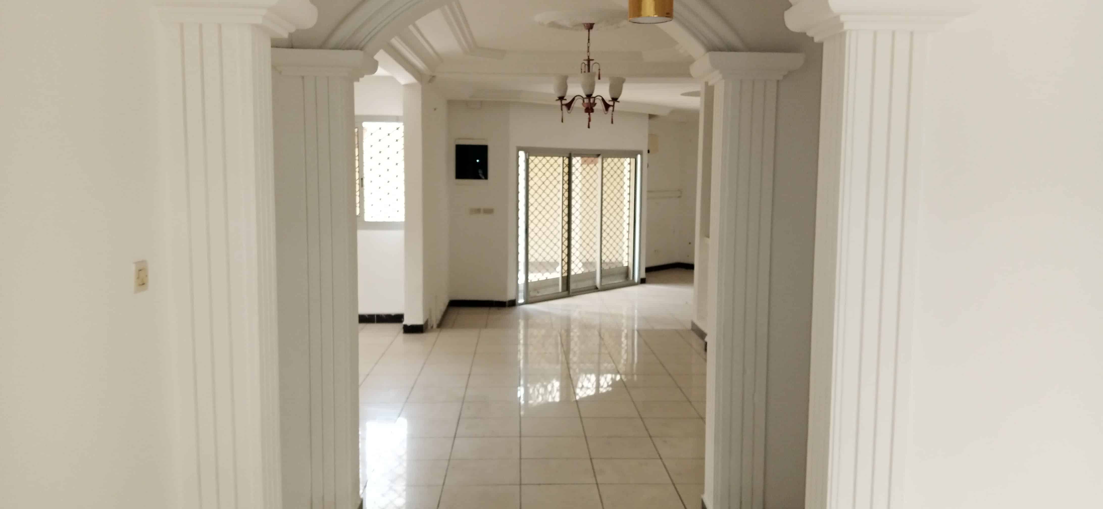 Maison (Villa) à louer - Douala, Bonapriso, Hydrocarbures - 1 salon(s), 4 chambre(s), 3 salle(s) de bains - 3 000 000 FCFA / mois