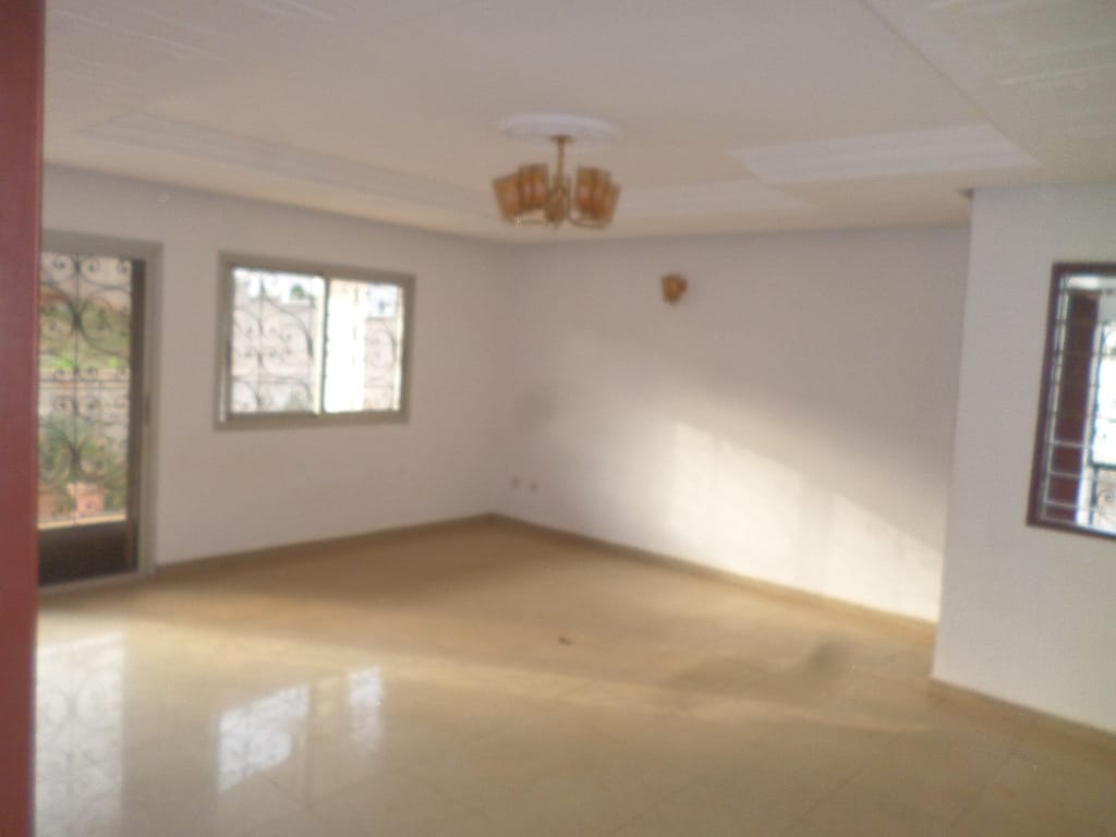 Apartment to rent - Yaoundé, Mfandena, omnisport - 1 living room(s), 3 bedroom(s), 3 bathroom(s) - 275 000 FCFA / month