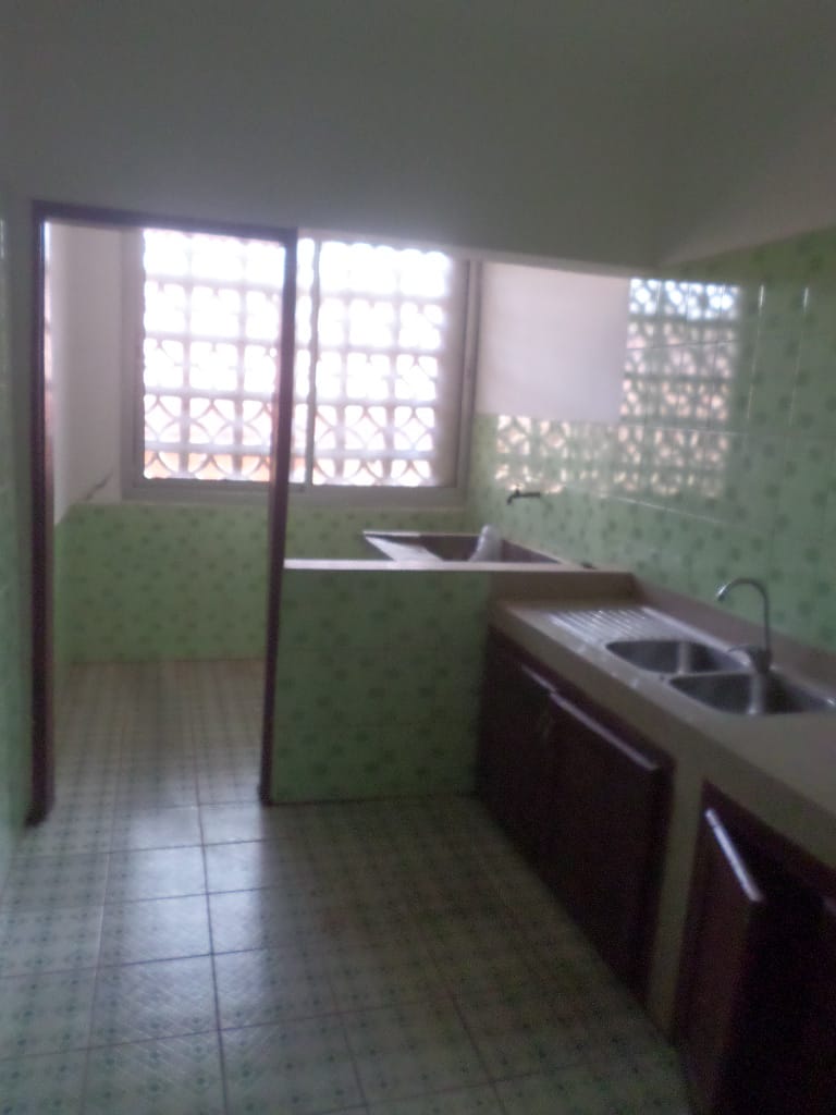 Apartment to rent - Yaoundé, Mfandena, omnisport - 1 living room(s), 3 bedroom(s), 3 bathroom(s) - 275 000 FCFA / month