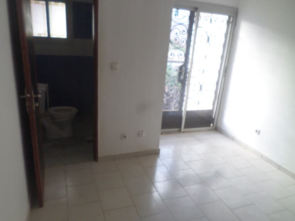 Apartment to rent - Yaoundé, Mfandena, omnisport - 1 living room(s), 3 bedroom(s), 3 bathroom(s) - 275 000 FCFA / month