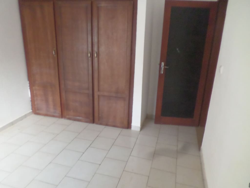 Apartment to rent - Yaoundé, Mfandena, omnisport - 1 living room(s), 3 bedroom(s), 3 bathroom(s) - 275 000 FCFA / month