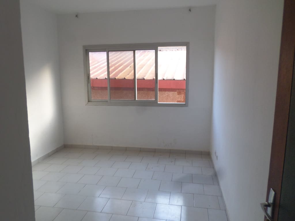 Apartment to rent - Yaoundé, Mfandena, omnisport - 1 living room(s), 3 bedroom(s), 3 bathroom(s) - 275 000 FCFA / month