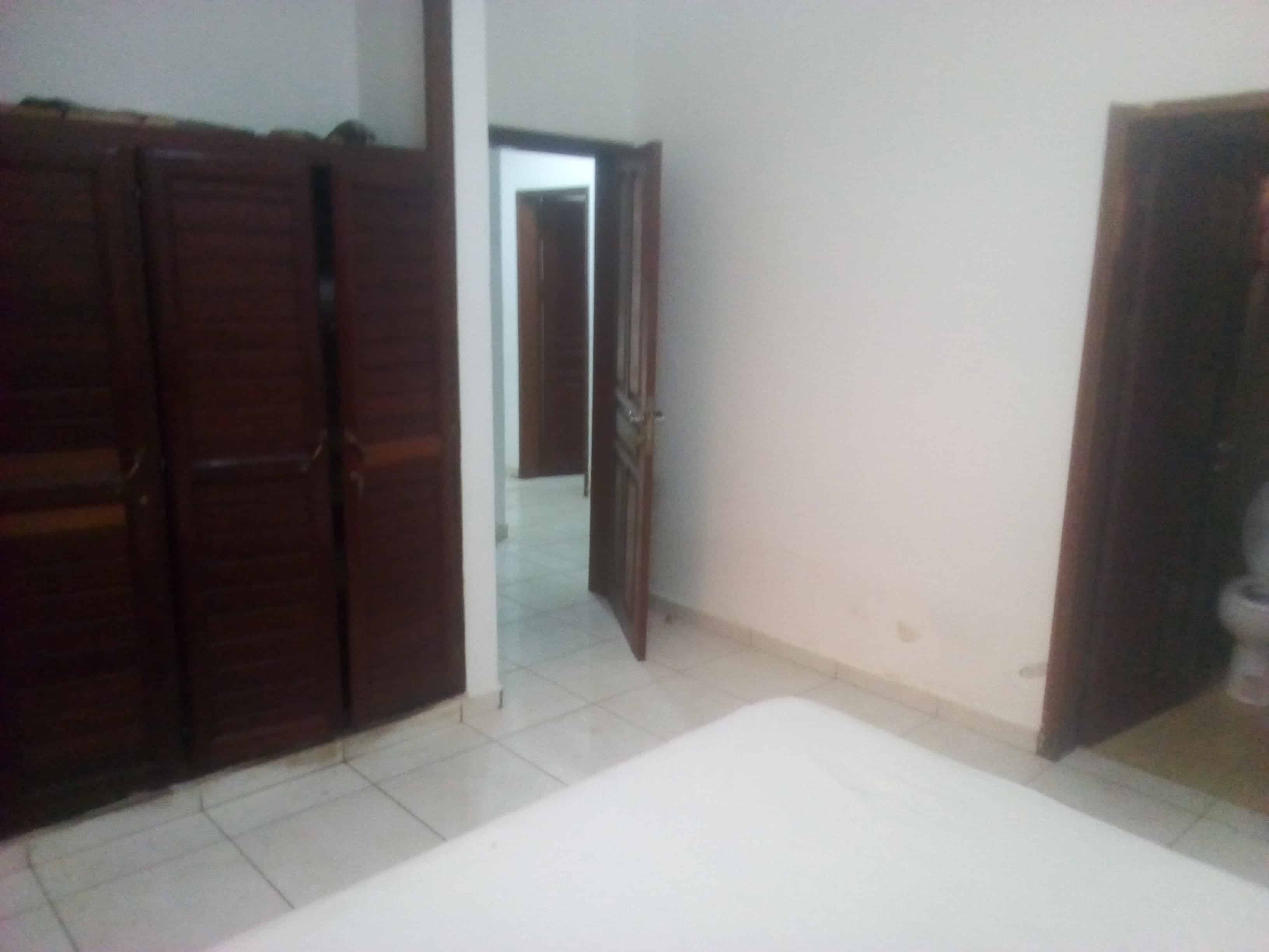 Apartment to rent - Yaoundé, Mfandena, Vers prodel (appart non meublé) - 1 living room(s), 3 bedroom(s), 3 bathroom(s) - 400 000 FCFA / month
