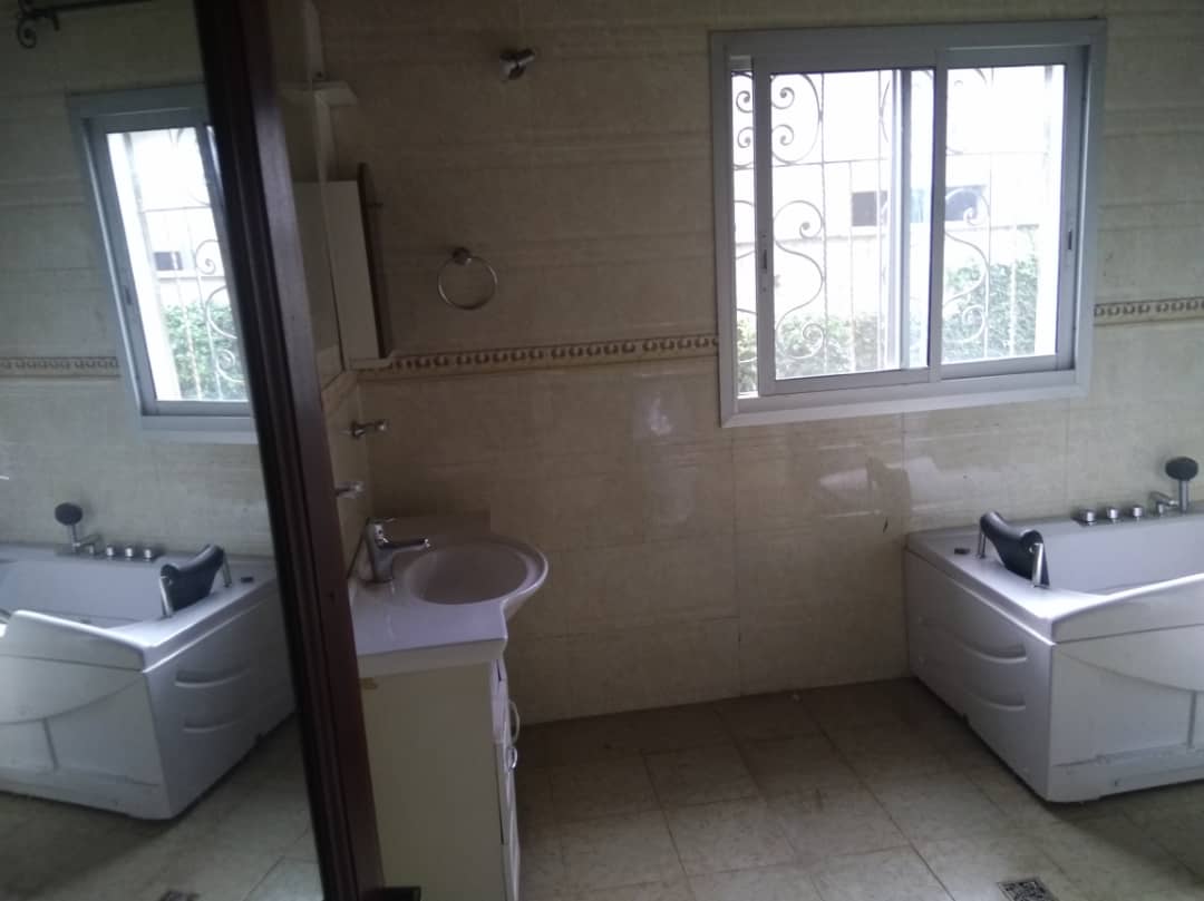 Maison (Villa) à vendre - Yaoundé, Bastos, Vers nouvelle route(villa avec piscine) - 1 salon(s), 5 chambre(s), 6 salle(s) de bains - 450 000 000 FCFA