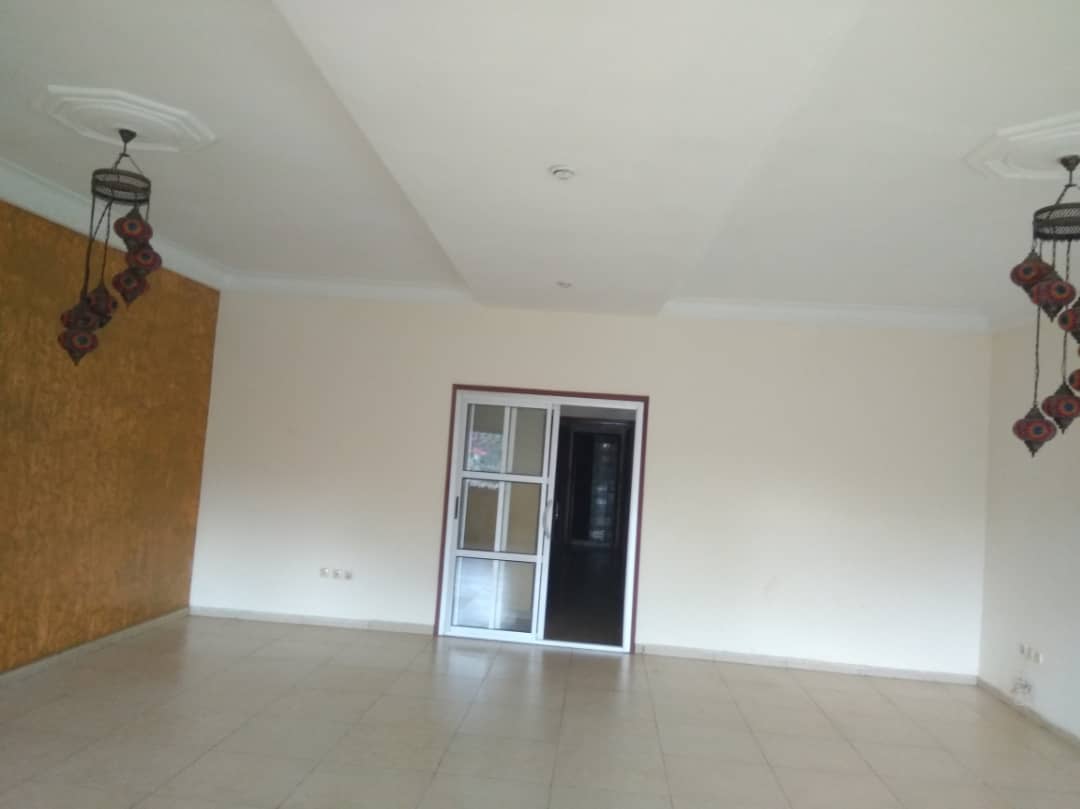 House (Villa) for sale - Yaoundé, Bastos, Vers nouvelle route(villa avec piscine) - 1 living room(s), 5 bedroom(s), 6 bathroom(s) - 450 000 000 FCFA / month