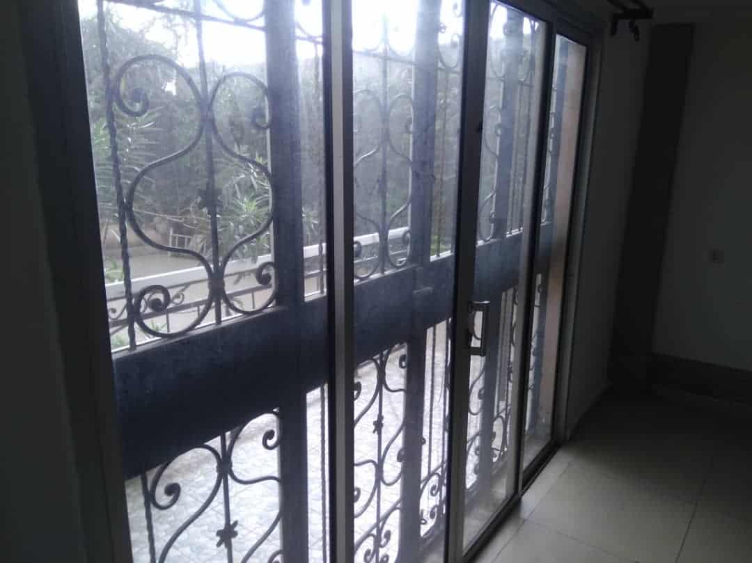House (Villa) for sale - Yaoundé, Bastos, Vers nouvelle route(villa avec piscine) - 1 living room(s), 5 bedroom(s), 6 bathroom(s) - 450 000 000 FCFA / month