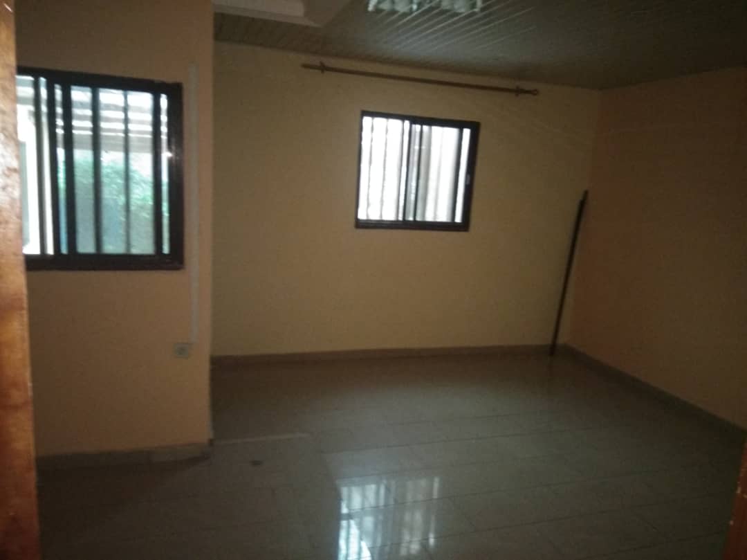 House (Villa) for sale - Yaoundé, Bastos, Vers nouvelle route(villa avec piscine) - 1 living room(s), 5 bedroom(s), 6 bathroom(s) - 450 000 000 FCFA / month