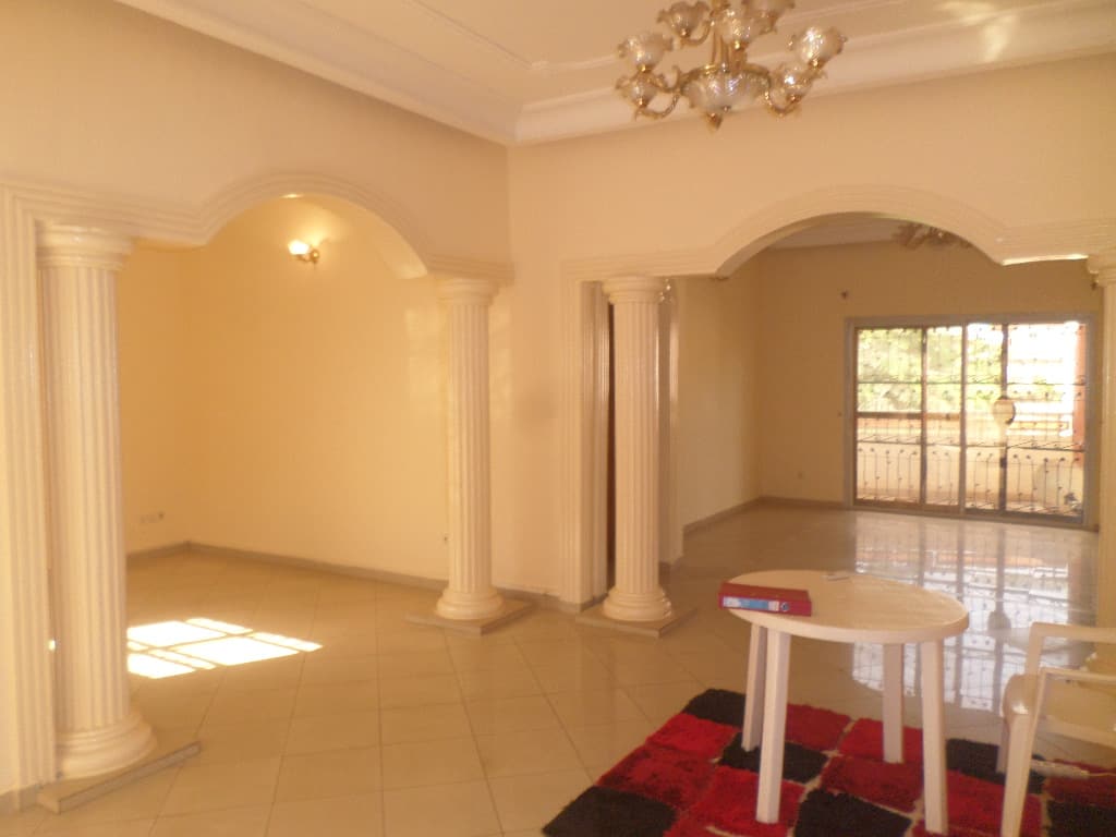 Apartment to rent - Yaoundé, Bastos, pas loin de osypool - 2 living room(s), 5 bedroom(s), 6 bathroom(s) - 1 000 000 FCFA / month